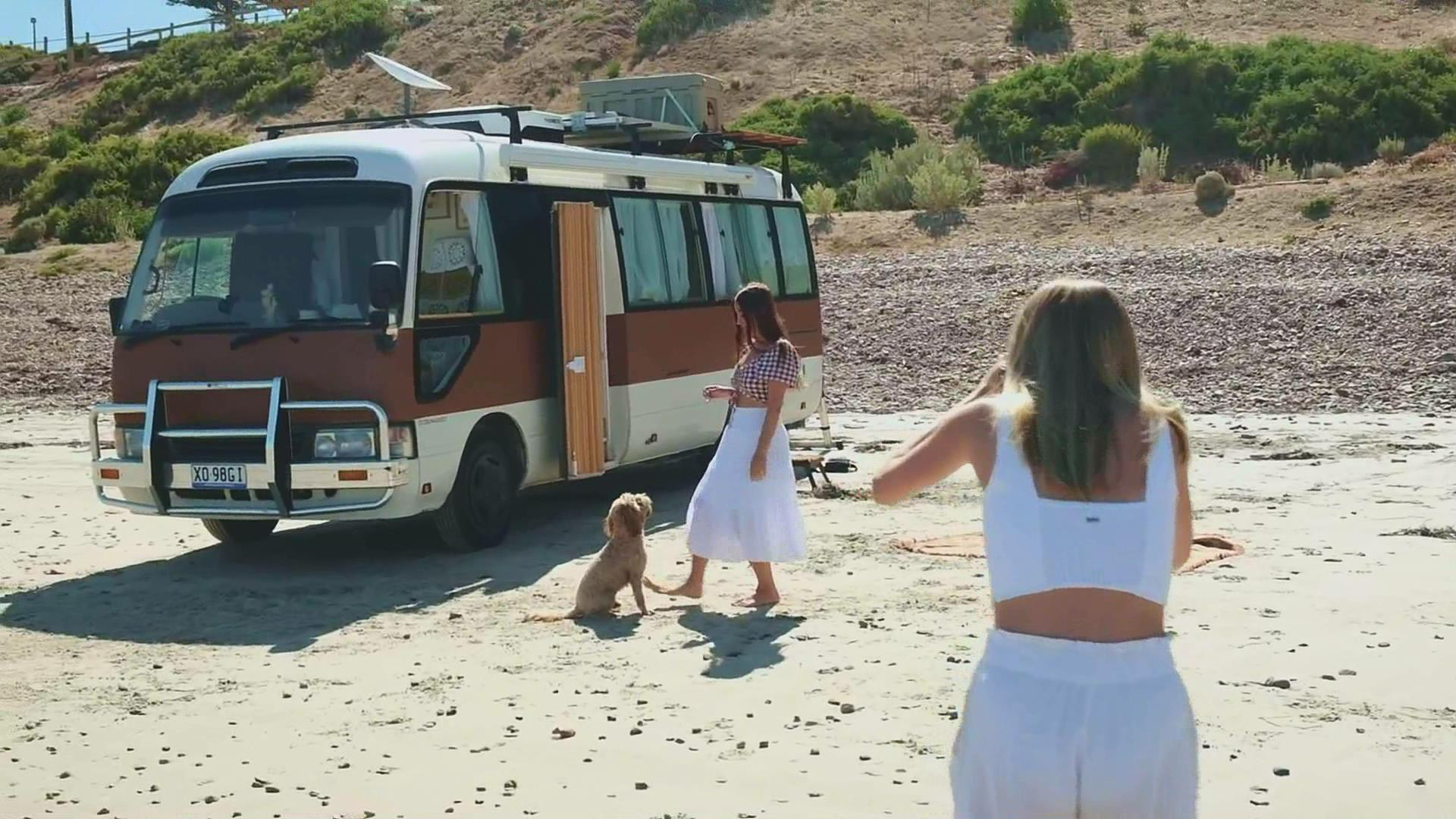 图片[3]-Klara Zamourilova-10种不同的日常女性摆姿势抓拍摄影-中英字幕-美夕摄影资源